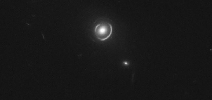 Lentille gravitationnelle double selon la théorie de Albert Einstein